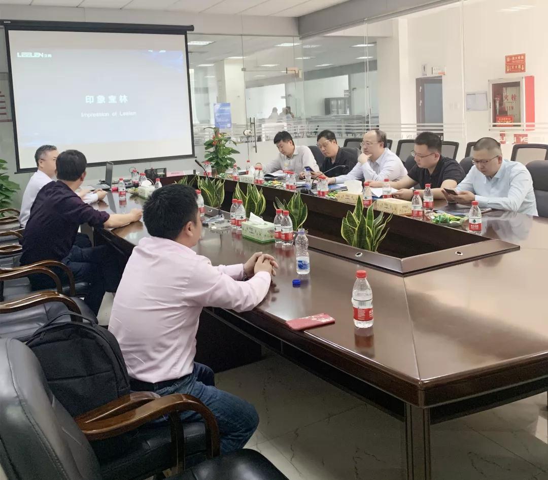 un caloroso benvenuto ai leader dell'ufficio della difesa tecnica di Shanghai da visitare LEELEN per indagini e ispezioni. 